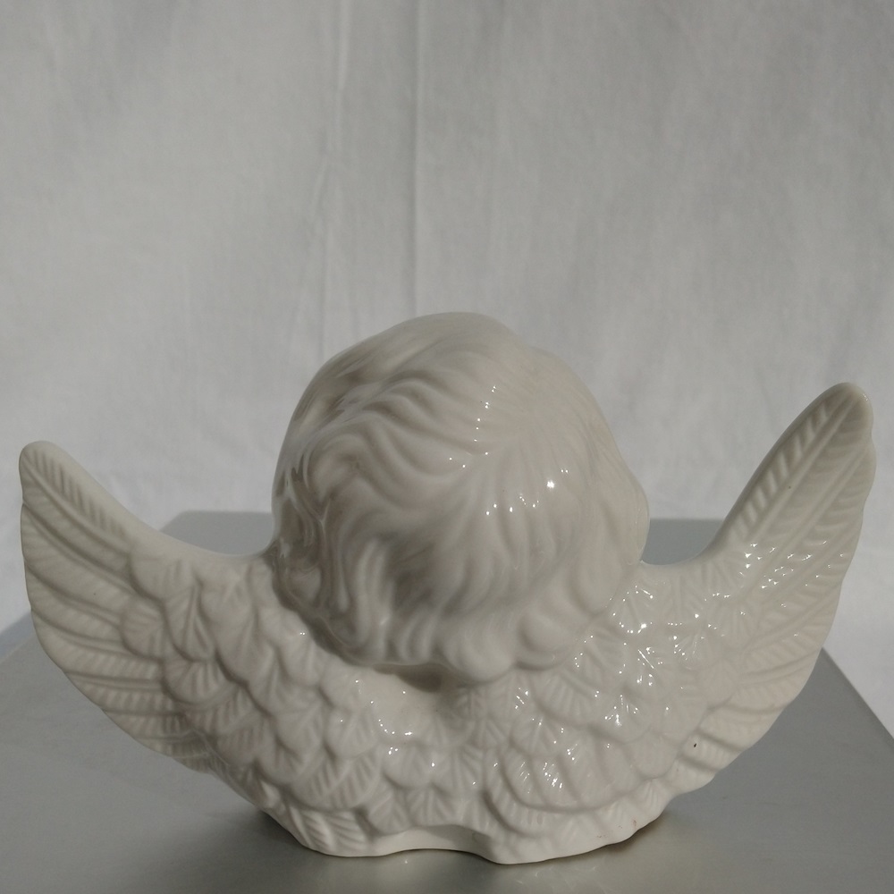 Ange en porcelaine - Porcelain angel Ange en porcelaine - Porcelain angel