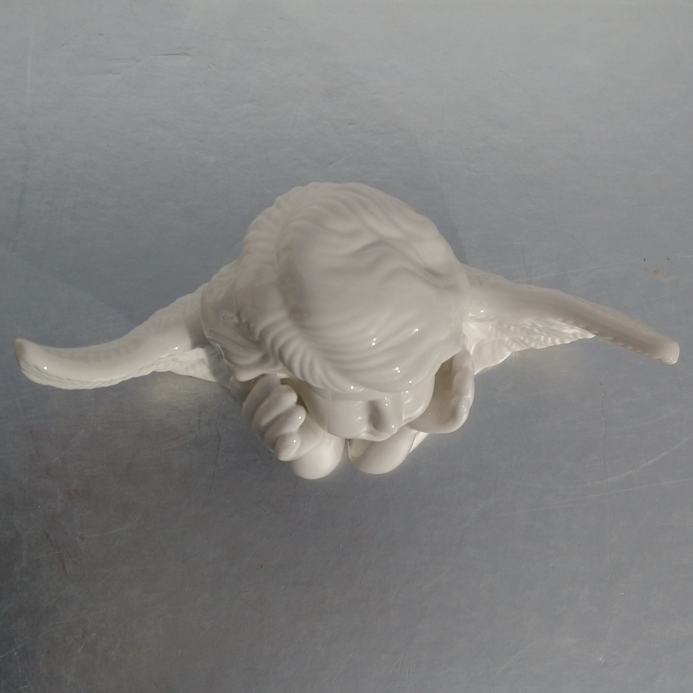 Ange en porcelaine - Porcelain angel Ange en porcelaine - Porcelain angel