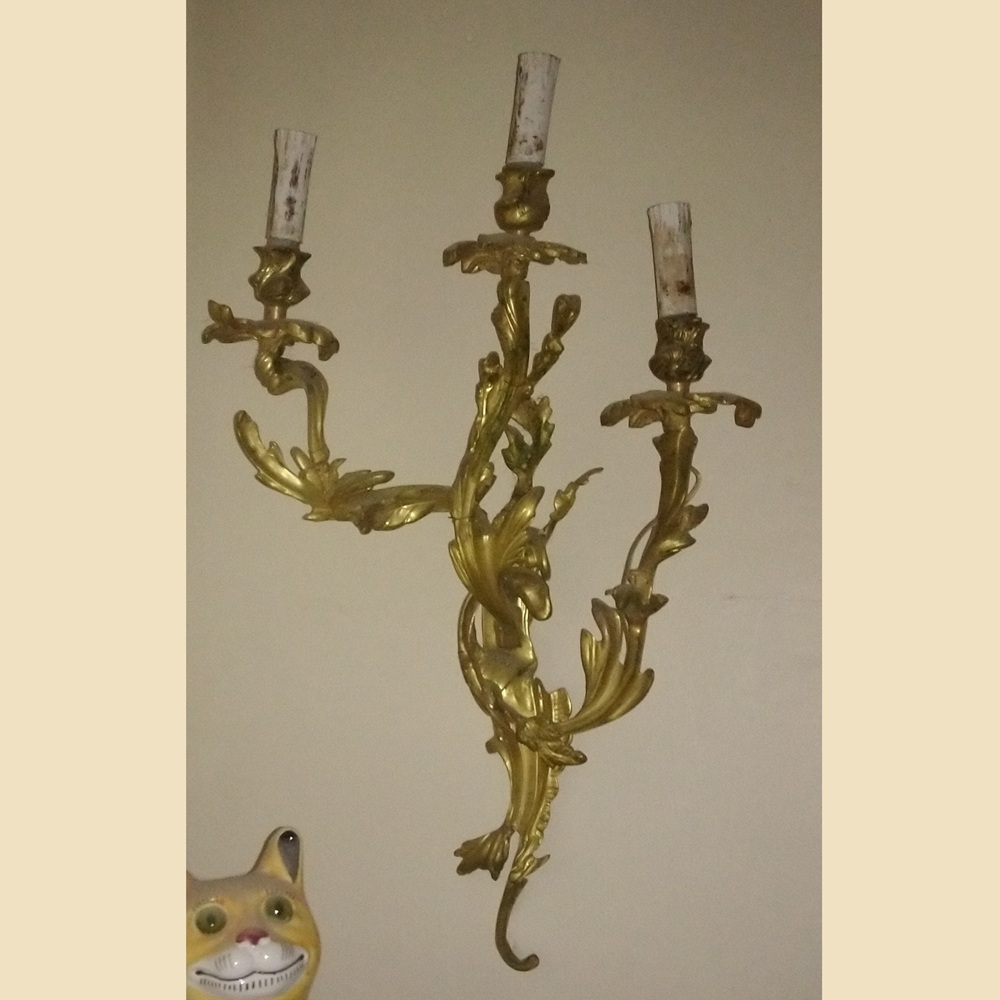 2 grandes appliques murales en bronze doré modèle rocaille Style Louis XV à 3 bras de lumière - 2 Large wall sconces in gilded bronze in the Rococo style, Louis XV model, with 3 light arms 2 grandes appliques murales en bronze doré modèle rocaille Style Louis XV à 3 bras de lumière - 2 Large wall sconces in gilded bronze in the Rococo style, Louis XV model, with 3 light arms