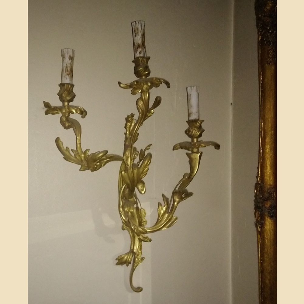 2 grandes appliques murales en bronze doré modèle rocaille Style Louis XV à 3 bras de lumière - 2 Large wall sconces in gilded bronze in the Rococo style, Louis XV model, with 3 light arms 2 grandes appliques murales en bronze doré modèle rocaille Style Louis XV à 3 bras de lumière - 2 Large wall sconces in gilded bronze in the Rococo style, Louis XV model, with 3 light arms