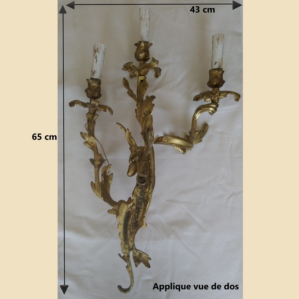 2 grandes appliques murales en bronze doré modèle rocaille Style Louis XV à 3 bras de lumière - 2 Large wall sconces in gilded bronze in the Rococo style, Louis XV model, with 3 light arms 2 grandes appliques murales en bronze doré modèle rocaille Style Louis XV à 3 bras de lumière - 2 Large wall sconces in gilded bronze in the Rococo style, Louis XV model, with 3 light arms