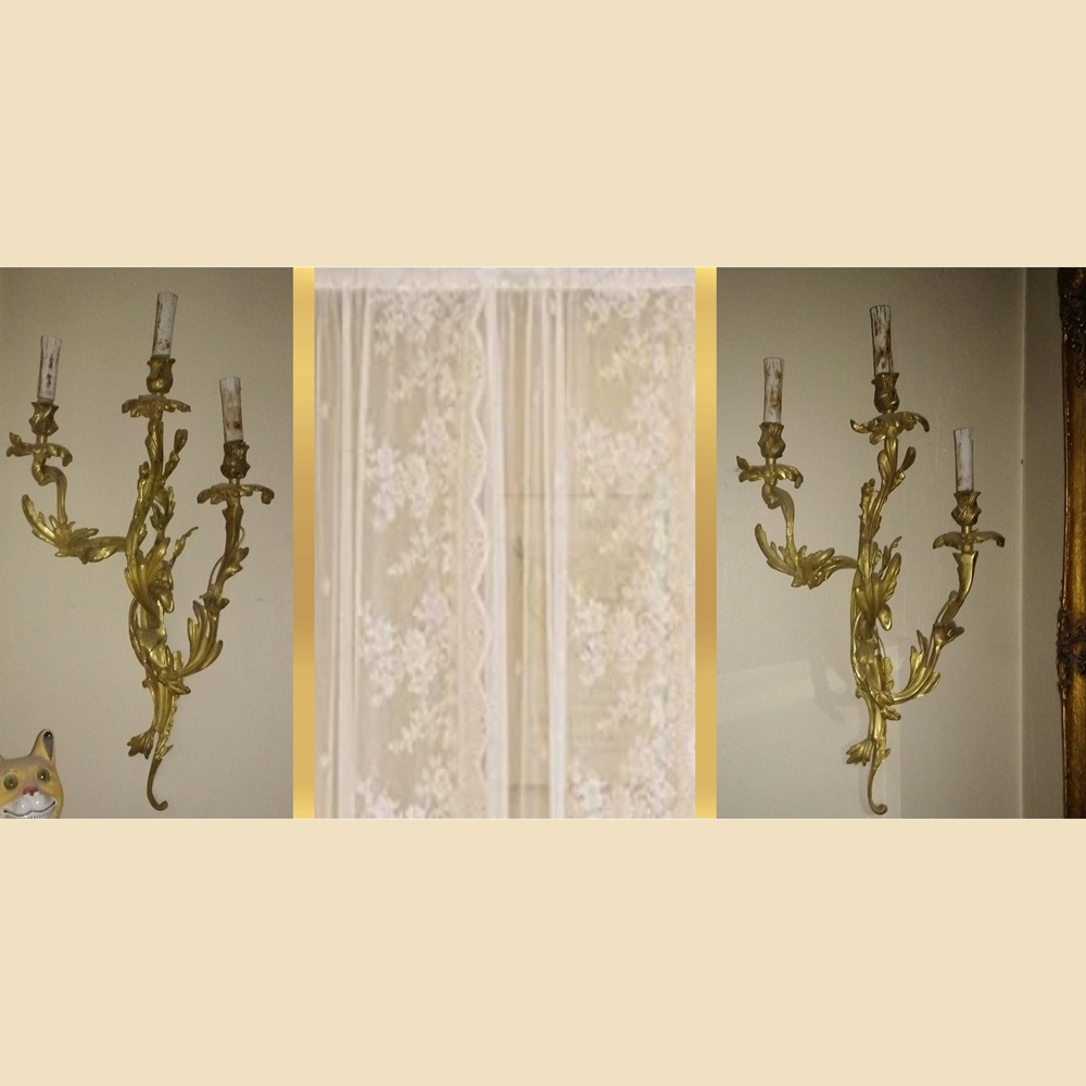2 grandes appliques murales en bronze doré modèle rocaille Style Louis XV à 3 bras de lumière - 2 Large wall sconces in gilded bronze in the Rococo style, Louis XV model, with 3 light arms