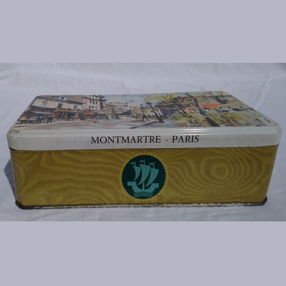 Boîte à biscuits BN Française ancienne en métal peint de la Basilique du Sacré-Coeur sur la butte Montmartre à Paris - Vintage metal cookie tin from BN French featuring the Basilica of Sacré-Cœur on the hill of Montmartre in Paris Boîte à biscuits BN Française ancienne en métal peint de la Basilique du Sacré-Coeur sur la butte Montmartre à Paris - Vintage metal cookie tin from BN French featuring the Basilica of Sacré-Cœur on the hill of Montmartre in Paris