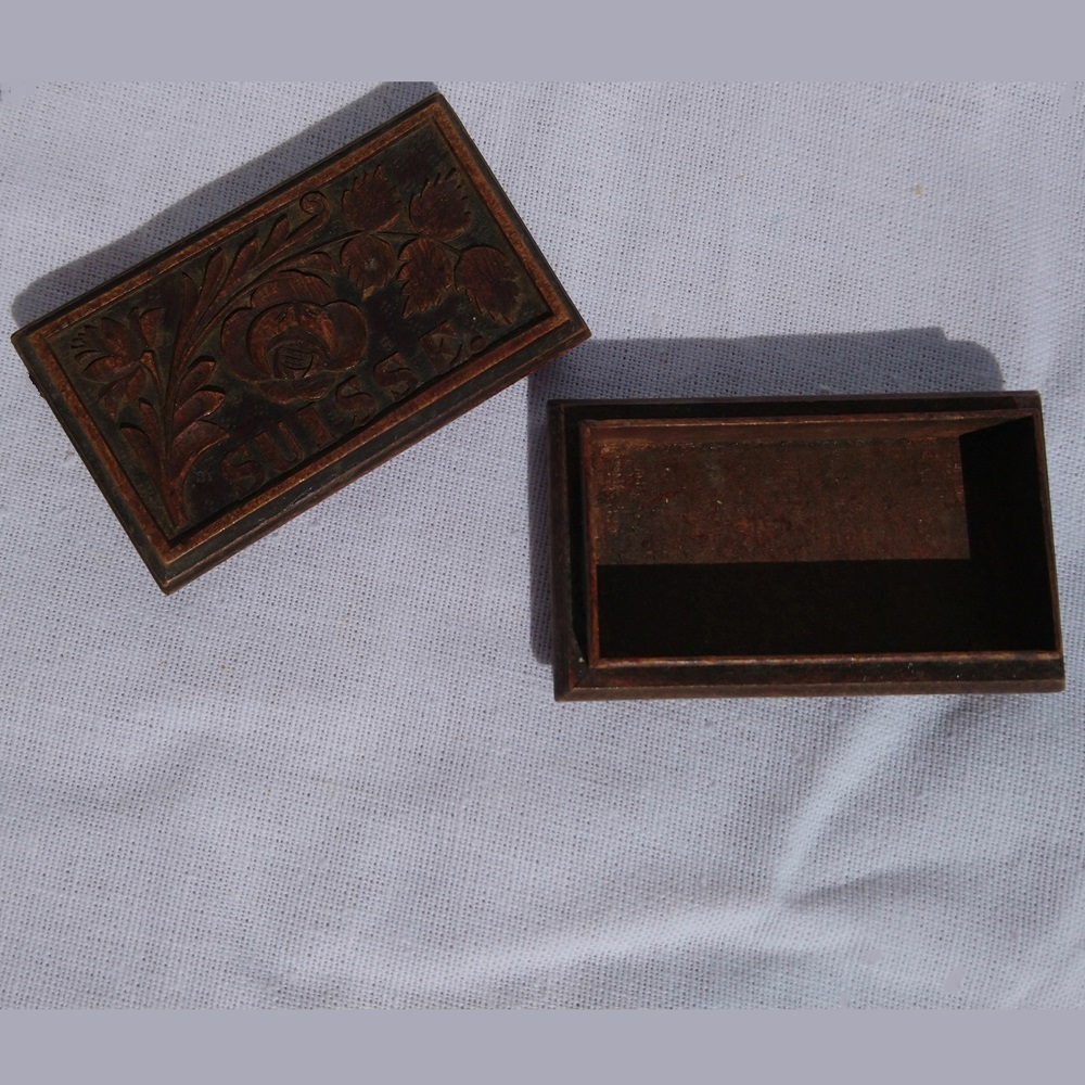 Boîte en bois sculpté de fabrication artisanale Suisse des années 1900 - Handcrafted wooden carved box from Switzerland from the 1900s Boîte en bois sculpté de fabrication artisanale Suisse des années 1900 - Handcrafted wooden carved box from Switzerland from the 1900s