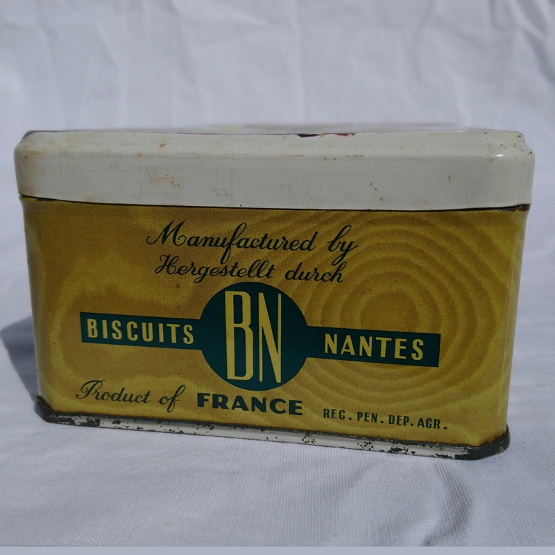 Boîte à biscuits BN Française ancienne en métal peint de la Basilique du Sacré-Coeur sur la butte Montmartre à Paris - Vintage metal cookie tin from BN French featuring the Basilica of Sacré-Cœur on the hill of Montmartre in Paris Boîte à biscuits BN Française ancienne en métal peint de la Basilique du Sacré-Coeur sur la butte Montmartre à Paris - Vintage metal cookie tin from BN French featuring the Basilica of Sacré-Cœur on the hill of Montmartre in Paris