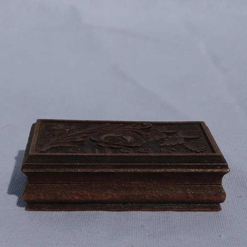 Boîte en bois sculpté de fabrication artisanale Suisse des années 1900 - Handcrafted wooden carved box from Switzerland from the 1900s Boîte en bois sculpté de fabrication artisanale Suisse des années 1900 - Handcrafted wooden carved box from Switzerland from the 1900s