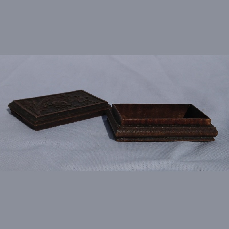 Boîte en bois sculpté de fabrication artisanale Suisse des années 1900 - Handcrafted wooden carved box from Switzerland from the 1900s Boîte en bois sculpté de fabrication artisanale Suisse des années 1900 - Handcrafted wooden carved box from Switzerland from the 1900s