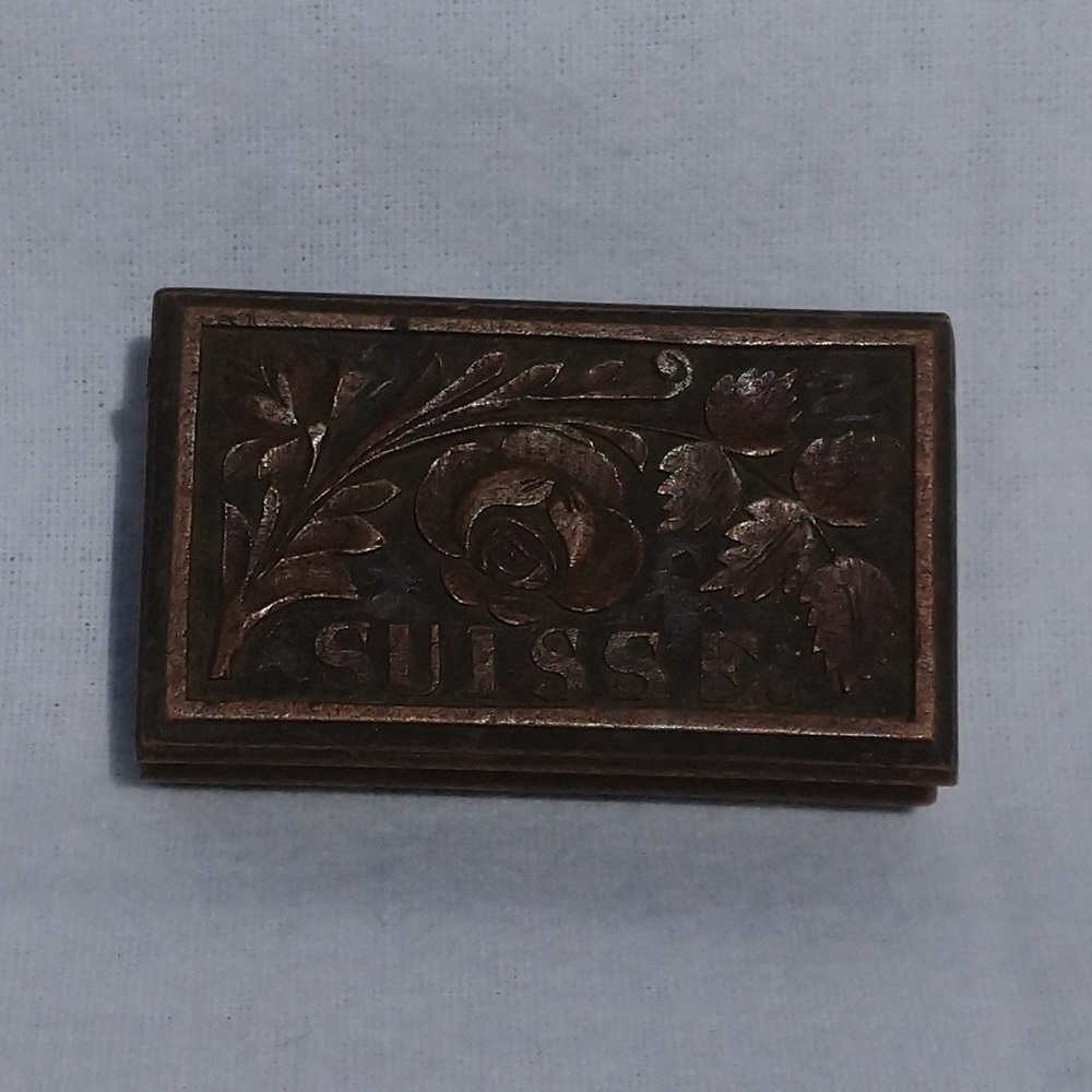 Boîte en bois sculpté de fabrication artisanale Suisse des années 1900 - Handcrafted wooden carved box from Switzerland from the 1900s