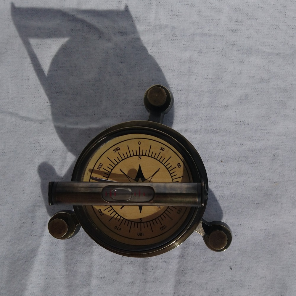 Compas boussole à niveau sur trépied réglable en laiton - Compass level on adjustable brass tripod Compas boussole à niveau sur trépied réglable en laiton - Compass level on adjustable brass tripod