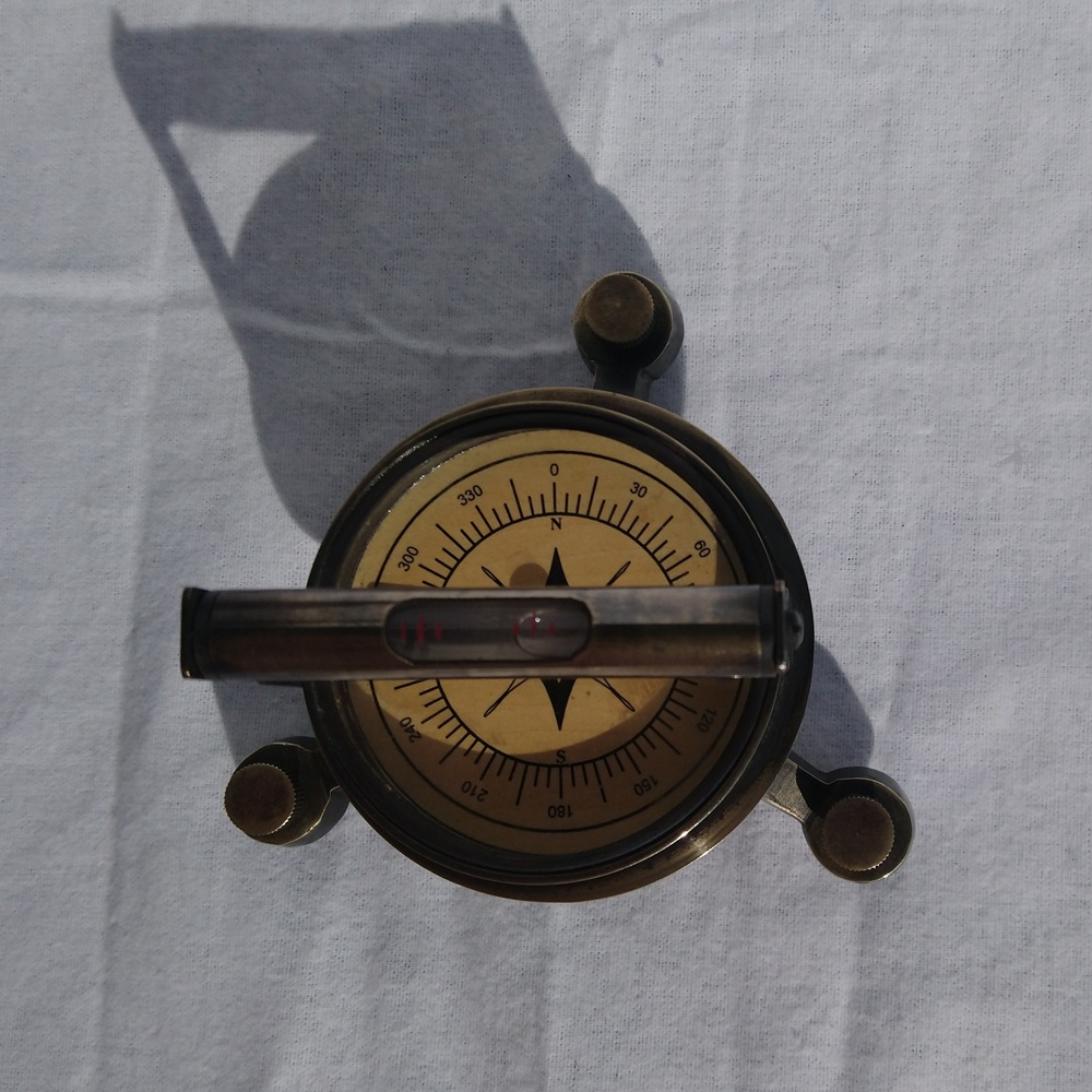 Compas boussole à niveau sur trépied réglable en laiton - Compass level on adjustable brass tripod Compas boussole à niveau sur trépied réglable en laiton - Compass level on adjustable brass tripod