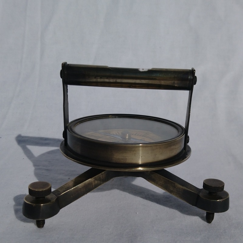 Compas boussole à niveau sur trépied réglable en laiton - Compass level on adjustable brass tripod Compas boussole à niveau sur trépied réglable en laiton - Compass level on adjustable brass tripod