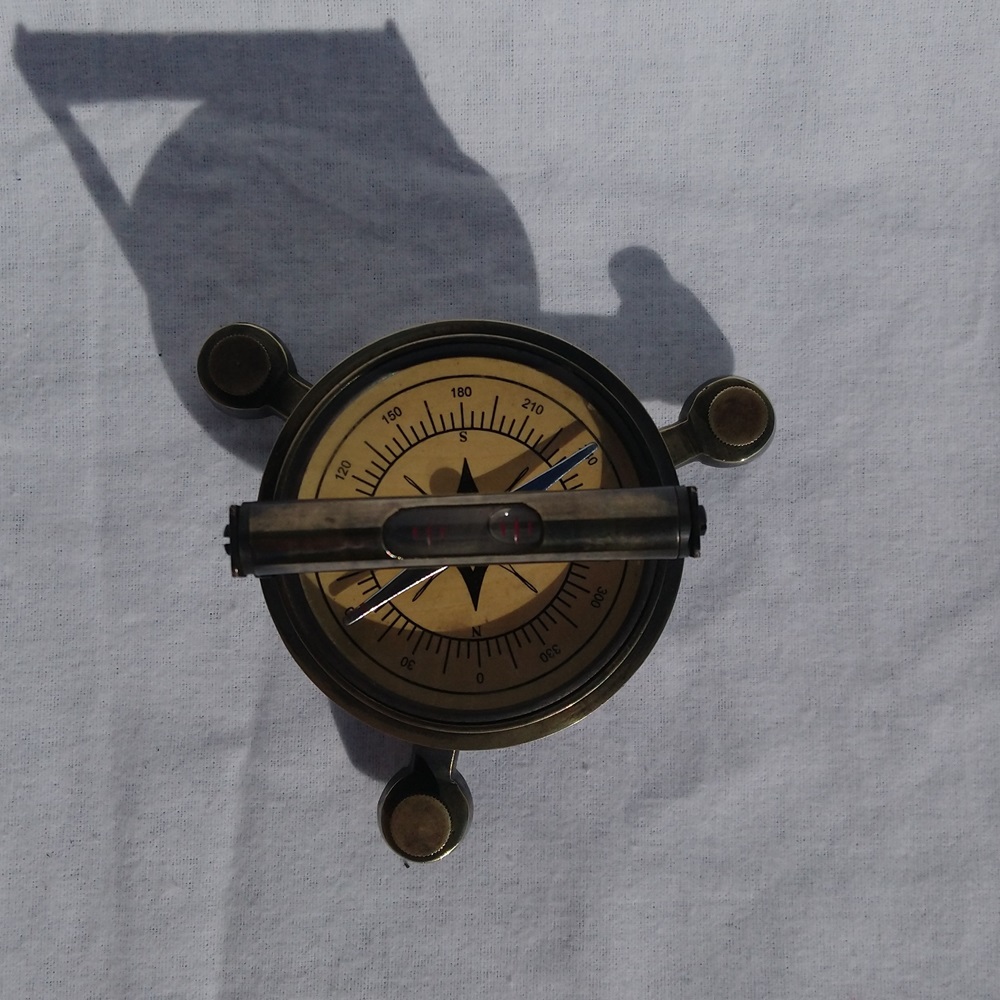 Compas boussole à niveau sur trépied réglable en laiton - Compass level on adjustable brass tripod