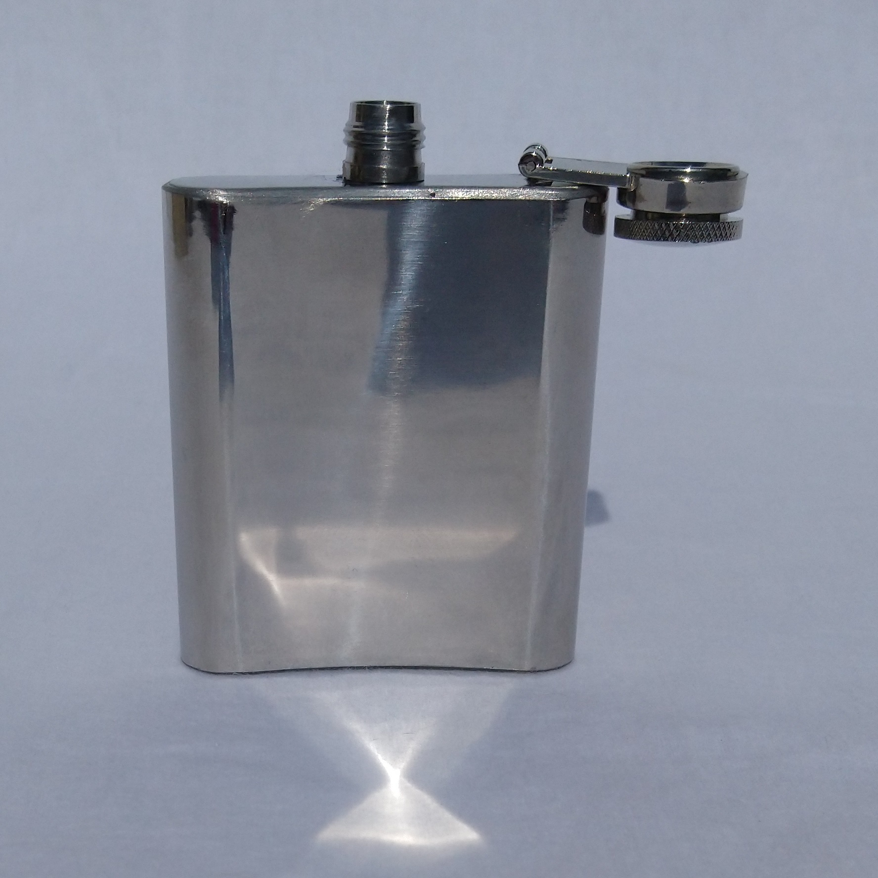 Flasque à alcool argentée du Festival international du film publicitaire de Cannes - Silver alcohol flask from the International Advertising Film Festival of Cannes Flasque à alcool argentée du Festival international du film publicitaire de Cannes - Silver alcohol flask from the International Advertising Film Festival of Cannes