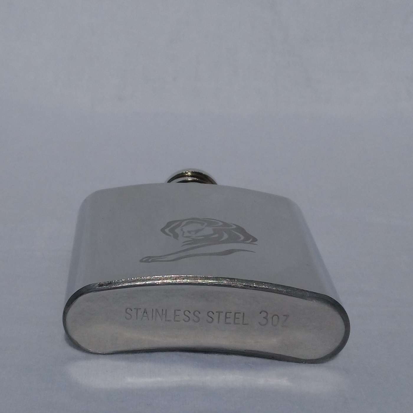 Flasque à alcool argentée du Festival international du film publicitaire de Cannes - Silver alcohol flask from the International Advertising Film Festival of Cannes Flasque à alcool argentée du Festival international du film publicitaire de Cannes - Silver alcohol flask from the International Advertising Film Festival of Cannes