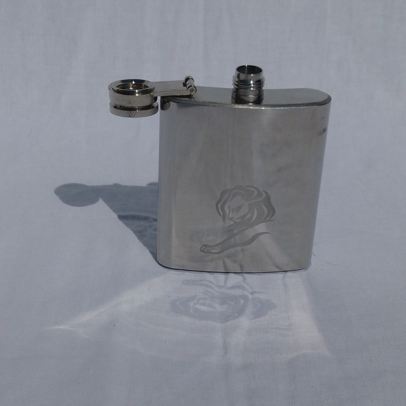 Flasque à alcool argentée du Festival international du film publicitaire de Cannes - Silver alcohol flask from the International Advertising Film Festival of Cannes