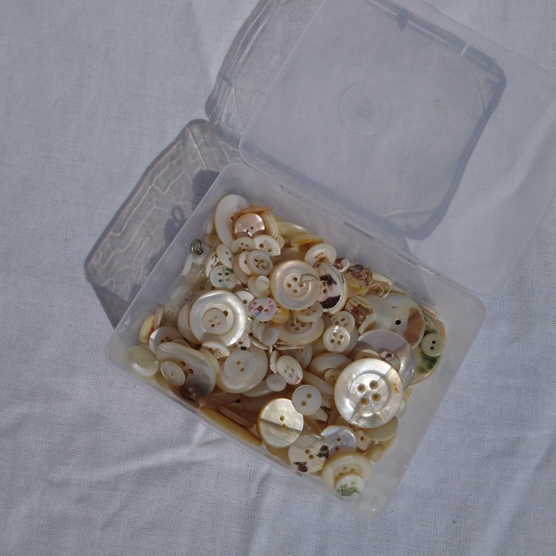 Boutons en nacre véritable des années 1900 - Genuine mother-of-pearl buttons from the 1900s Boutons en nacre véritable des années 1900 - Genuine mother-of-pearl buttons from the 1900s