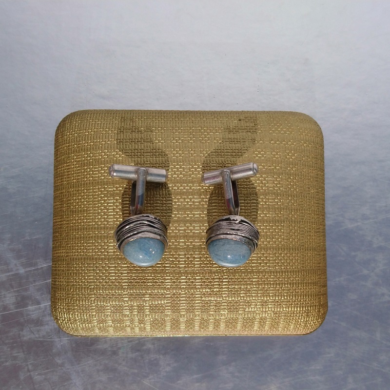 2 boutons de manchettes avec cabochons ovales en pierres véritables turquoise des années 1950-1970 - 2 cufflinks with oval cabochons made of genuine turquoise stones from the 1950s-1970s 2 boutons de manchettes avec cabochons ovales en pierres véritables turquoise des années 1950-1970 - 2 cufflinks with oval cabochons made of genuine turquoise stones from the 1950s-1970s