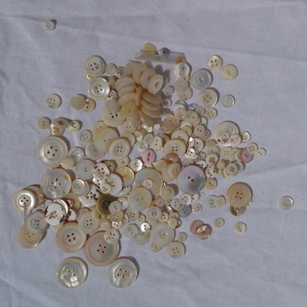 Boutons en nacre véritable des années 1900 - Genuine mother-of-pearl buttons from the 1900s