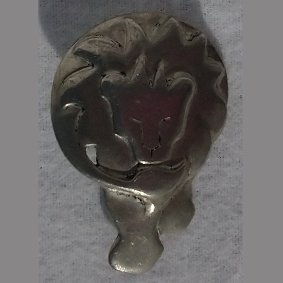 Broche lion en étain Les étains de la Fontaine Paris - Lion brooch in pewter Les étains de la Fontaine Paris