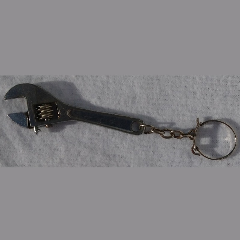 Porte-clefs en métal clef à molette miniature des années 1950/1960 - Miniature metal keychain adjustable wrench from the 1950s/1960s Porte-clefs en métal clef à molette miniature des années 1950/1960 - Miniature metal keychain adjustable wrench from the 1950s/1960s