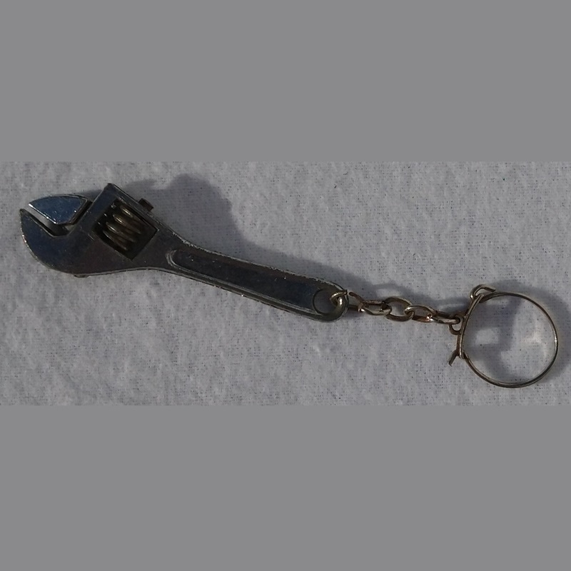 Porte-clefs en métal clef à molette miniature des années 1950/1960 - Miniature metal keychain adjustable wrench from the 1950s/1960s
