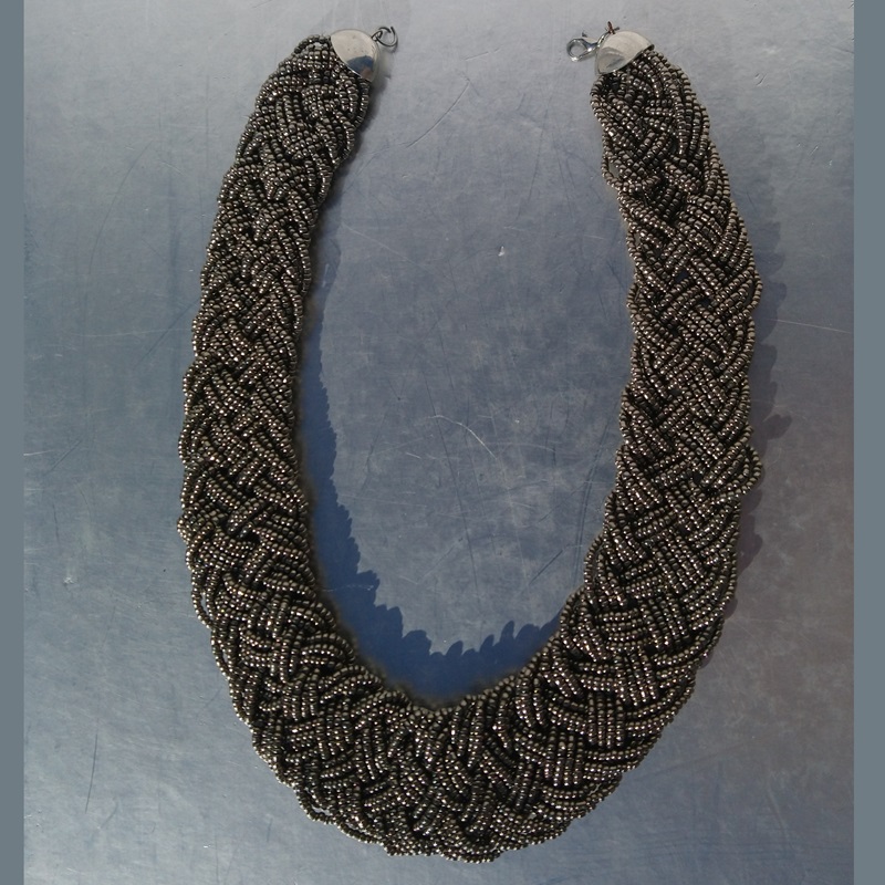 Collier en perles de rocailles couleur argent - Silver-colored seed bead necklace Collier en perles de rocailles couleur argent - Silver-colored seed bead necklace