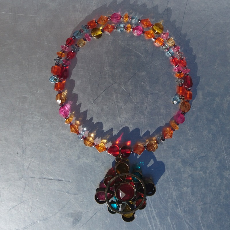 Collier hippie des années 70 en perles de verre soufflé et cuivre - 1970s hippie necklace made of blown glass beads and copper Collier hippie des années 70 en perles de verre soufflé et cuivre - 1970s hippie necklace made of blown glass beads and copper
