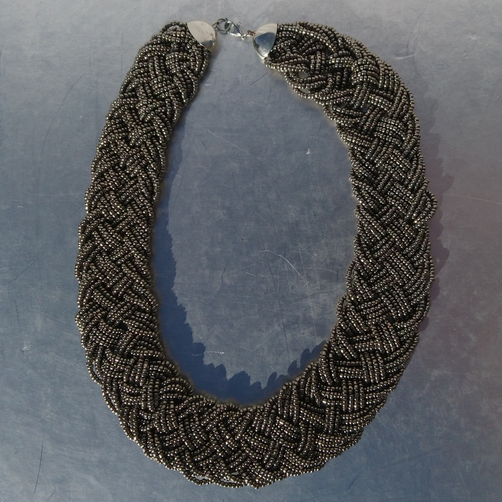 Collier en perles de rocailles couleur argent - Silver-colored seed bead necklace
