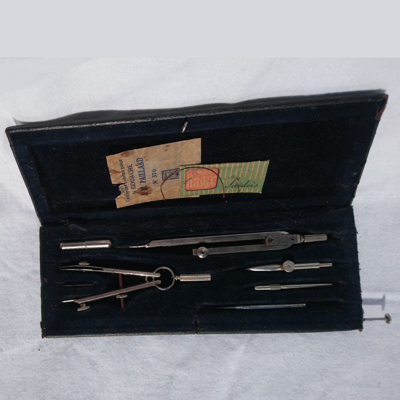 Coffret de compas de géométrie industrielle en chrome des années 1950/1960 - Industrial geometry compass set in chrome from the 1950s/1960s Coffret de compas de géométrie industrielle en chrome des années 1950/1960 - Industrial geometry compass set in chrome from the 1950s/1960s