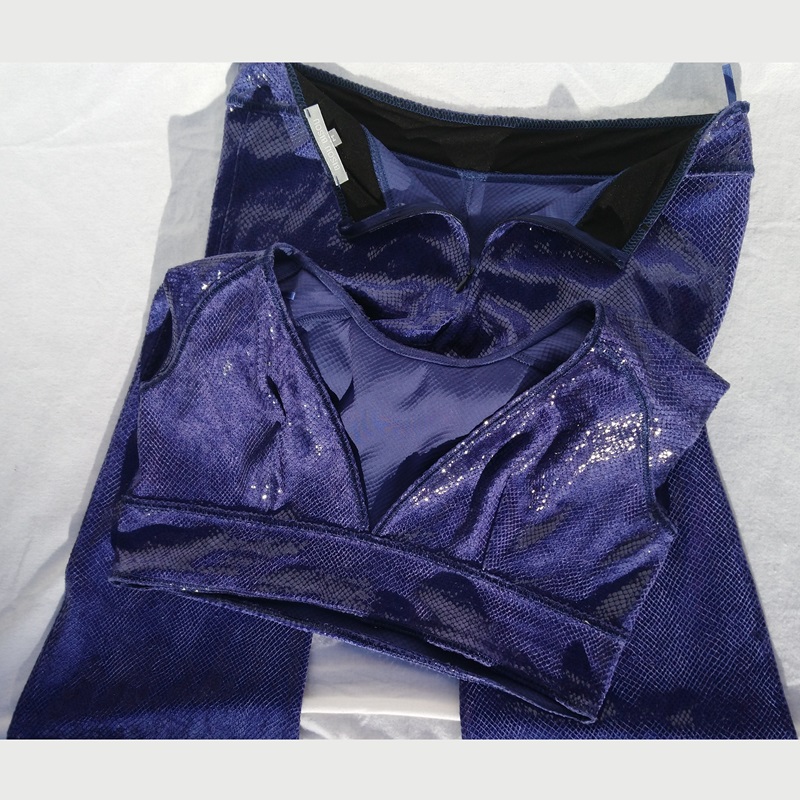 Ensemble top et pantalon pailleté Disco période Bee Gees des années 70-80 - Disco sequined top and pants set from the Bee Gees era of the 70s-80s Ensemble top et pantalon pailleté Disco période Bee Gees des années 70-80 - Disco sequined top and pants set from the Bee Gees era of the 70s-80s