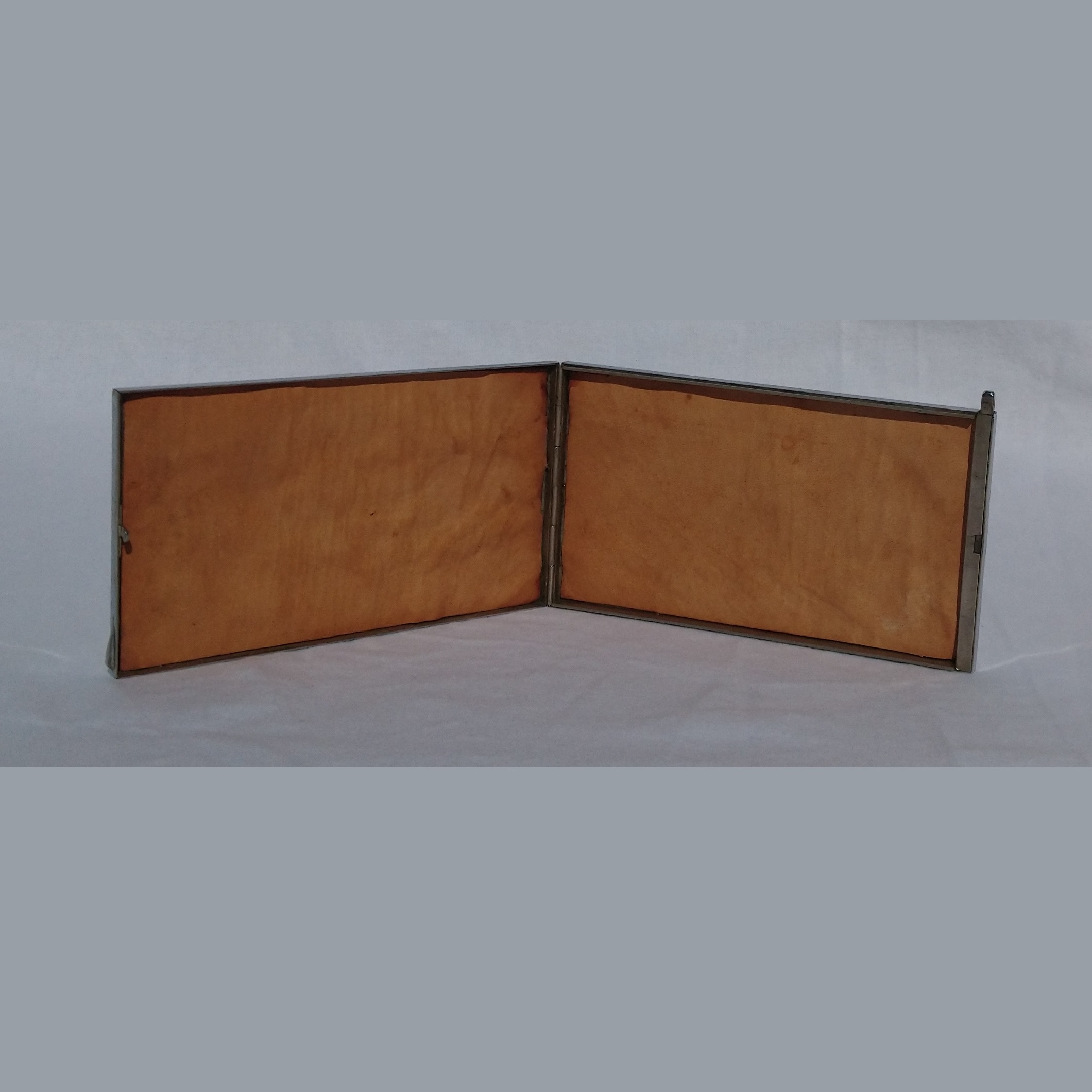 Etui à cigarettes d'époque Art Déco en métal argenté et intérieur en cuir - Art Deco vintage cigarette case in silver metal with a leather interior Etui à cigarettes d'époque Art Déco en métal argenté et intérieur en cuir - Art Deco vintage cigarette case in silver metal with a leather interior