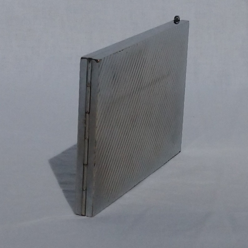 Etui à cigarettes d'époque Art Déco en métal argenté et intérieur en cuir - Art Deco vintage cigarette case in silver metal with a leather interior Etui à cigarettes d'époque Art Déco en métal argenté et intérieur en cuir - Art Deco vintage cigarette case in silver metal with a leather interior