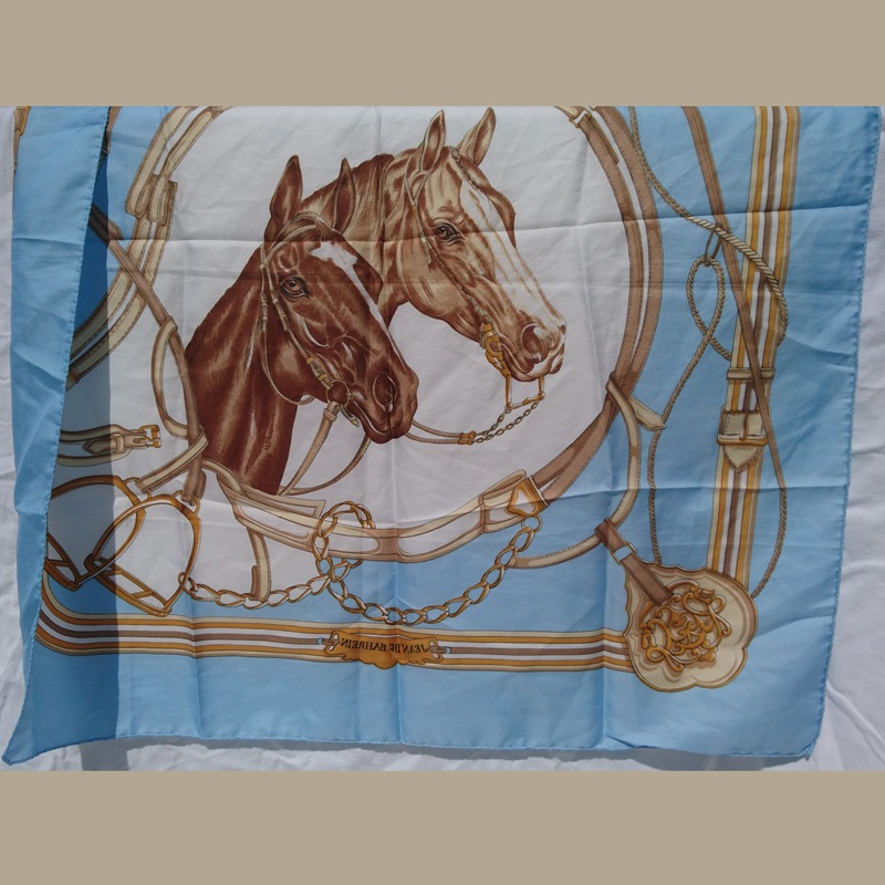 Foulard Français Jean de Barhein des années 80 motif chevaux - French scarf Jean de Barhein from the 80s with horse pattern Foulard Français Jean de Barhein des années 80 motif chevaux - French scarf Jean de Barhein from the 80s with horse pattern