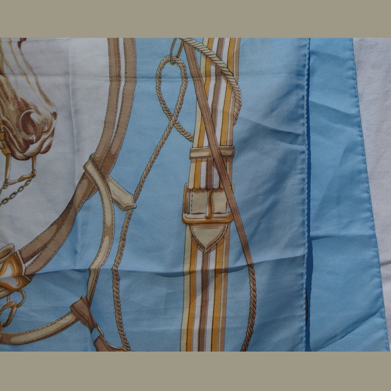 Foulard Français Jean de Barhein des années 80 motif chevaux - French scarf Jean de Barhein from the 80s with horse pattern Foulard Français Jean de Barhein des années 80 motif chevaux - French scarf Jean de Barhein from the 80s with horse pattern