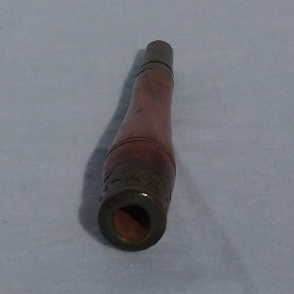 Fume-cigarette en bois et laiton ouvragé - Wood and brass ornamental smoking pipe Fume-cigarette en bois et laiton ouvragé - Wood and brass ornamental smoking pipe