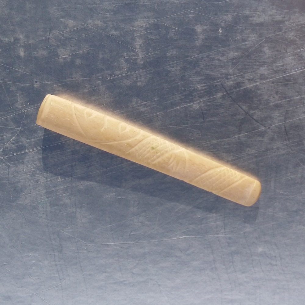 Fume-cigarette en os ouvragé - Carved bone cigarette holder
