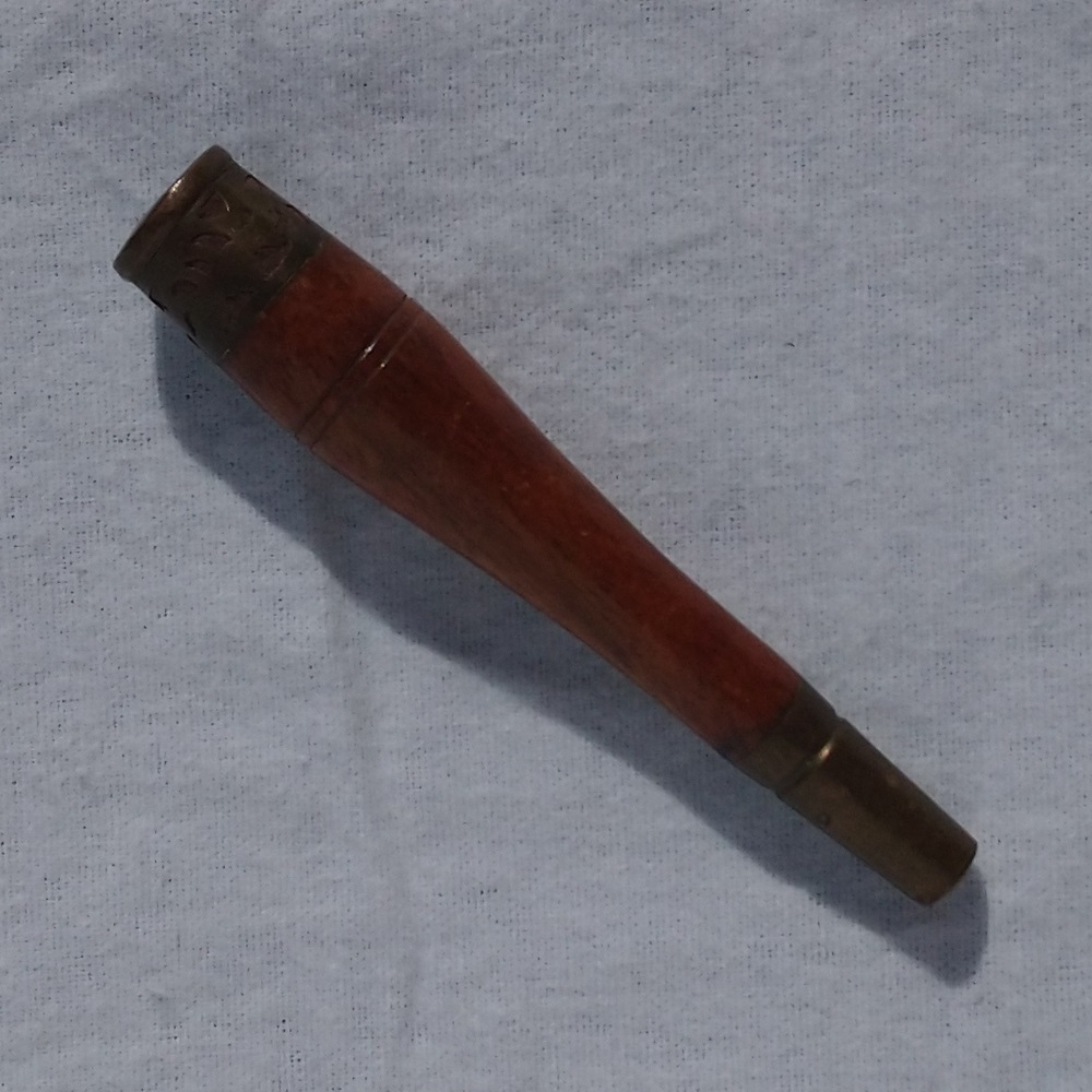 Fume-cigarette en bois et laiton ouvragé - Wood and brass ornamental smoking pipe