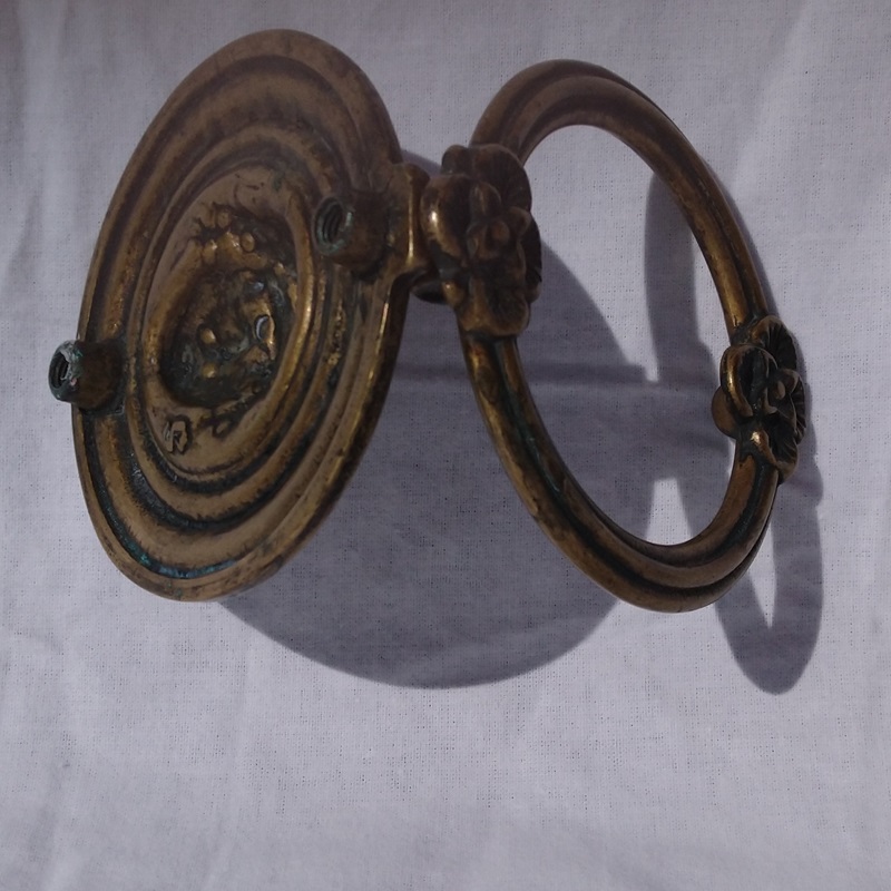 Heurtoir de porte en bronze représentant la tête de Minerve - Bronze door knocker representing the head of Minerva Heurtoir de porte en bronze représentant la tête de Minerve - Bronze door knocker representing the head of Minerva