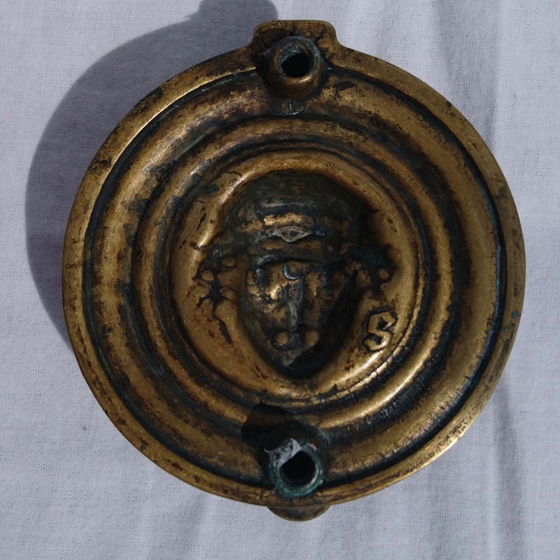 Heurtoir de porte en bronze représentant la tête de Minerve - Bronze door knocker representing the head of Minerva Heurtoir de porte en bronze représentant la tête de Minerve - Bronze door knocker representing the head of Minerva