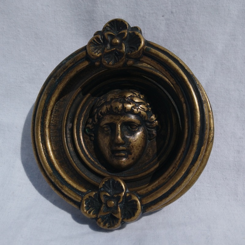 Heurtoir de porte en bronze représentant la tête de Minerve - Bronze door knocker representing the head of Minerva