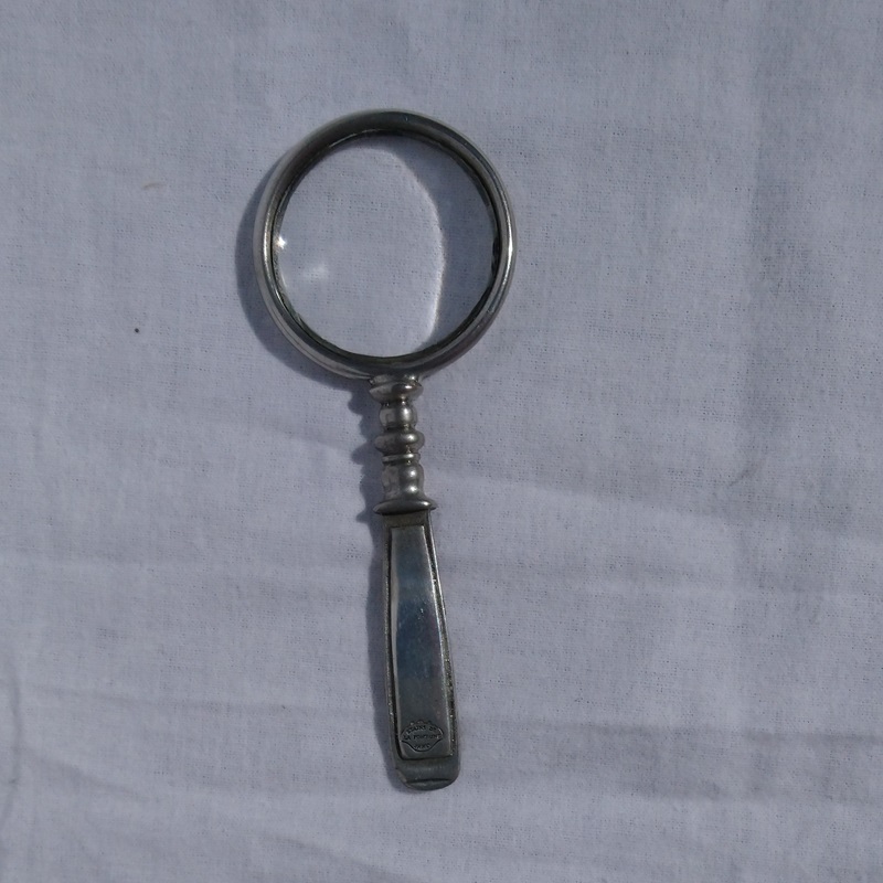 Loupe en étain estampillée Les étains de la Fontaine Paris - Tin magnifying glass stamped Les étains de la Fontaine Paris Loupe en étain estampillée Les étains de la Fontaine Paris - Tin magnifying glass stamped Les étains de la Fontaine Paris