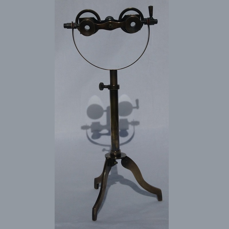 Loupe double sur trépied en laiton - Double magnifying glass on a brass tripod Loupe double sur trépied en laiton - Double magnifying glass on a brass tripod