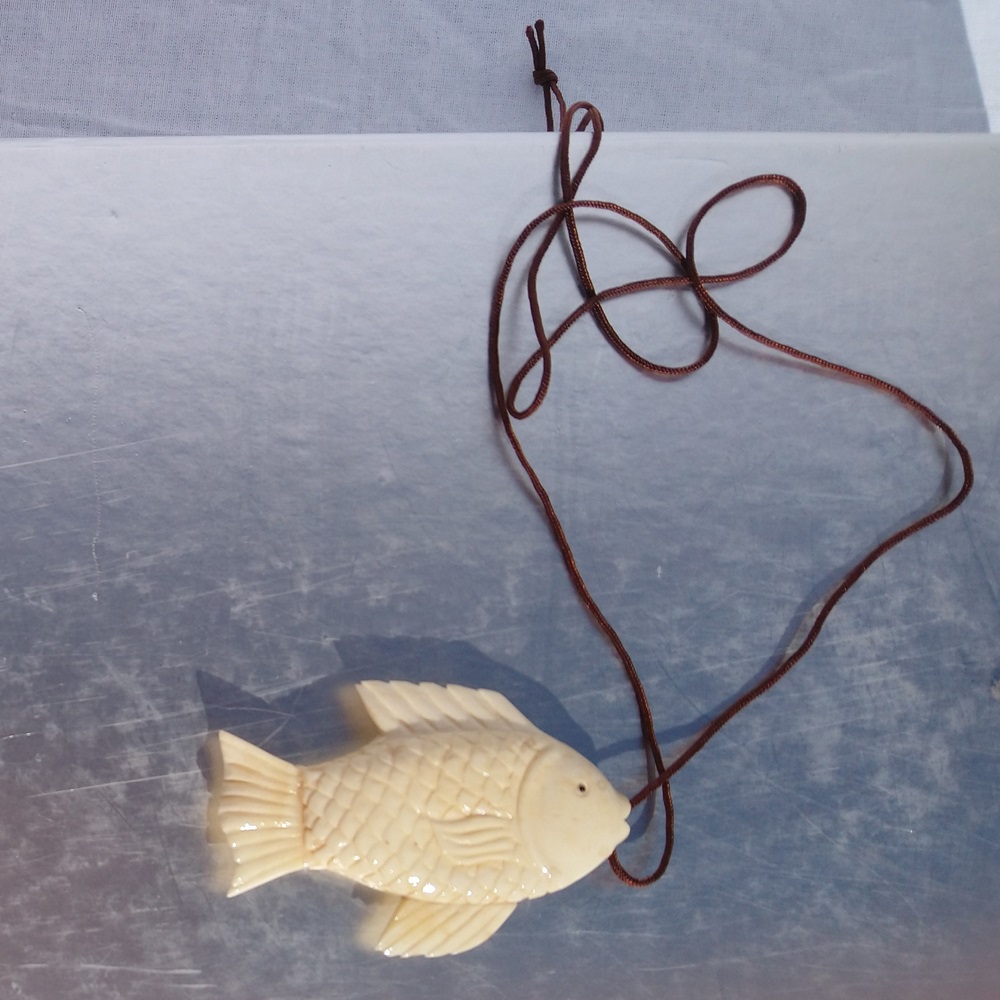 Loupe en os sculpté en forme de poisson - Carved bone magnifying glass in the shape of a fish Loupe en os sculpté en forme de poisson - Carved bone magnifying glass in the shape of a fish