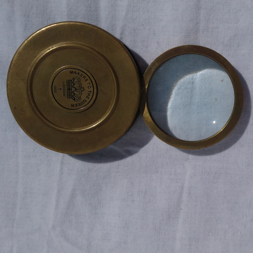 Loupe anglaise de marine en laiton massif datée 1920 - Marine brass magnifying glass dated 1920 Loupe anglaise de marine en laiton massif datée 1920 - Marine brass magnifying glass dated 1920