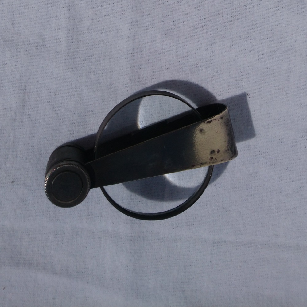 Loupe pliable en laiton massif - Foldable brass magnifying glass Loupe pliable en laiton massif - Foldable brass magnifying glass