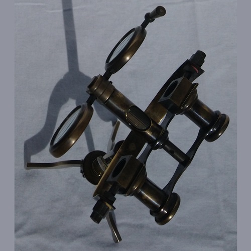 Loupe double sur trépied en laiton - Double magnifying glass on a brass tripod Loupe double sur trépied en laiton - Double magnifying glass on a brass tripod