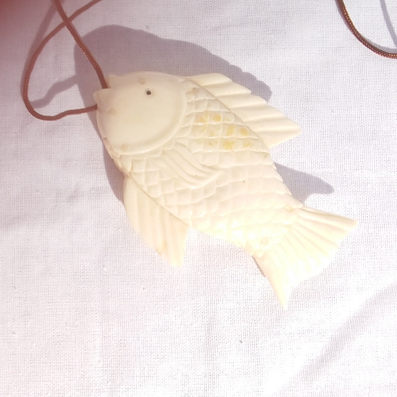 Loupe en os sculpté en forme de poisson - Carved bone magnifying glass in the shape of a fish Loupe en os sculpté en forme de poisson - Carved bone magnifying glass in the shape of a fish