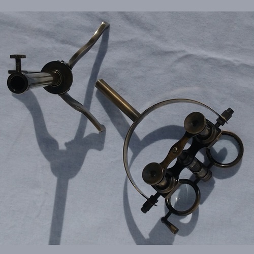 Loupe double sur trépied en laiton - Double magnifying glass on a brass tripod Loupe double sur trépied en laiton - Double magnifying glass on a brass tripod