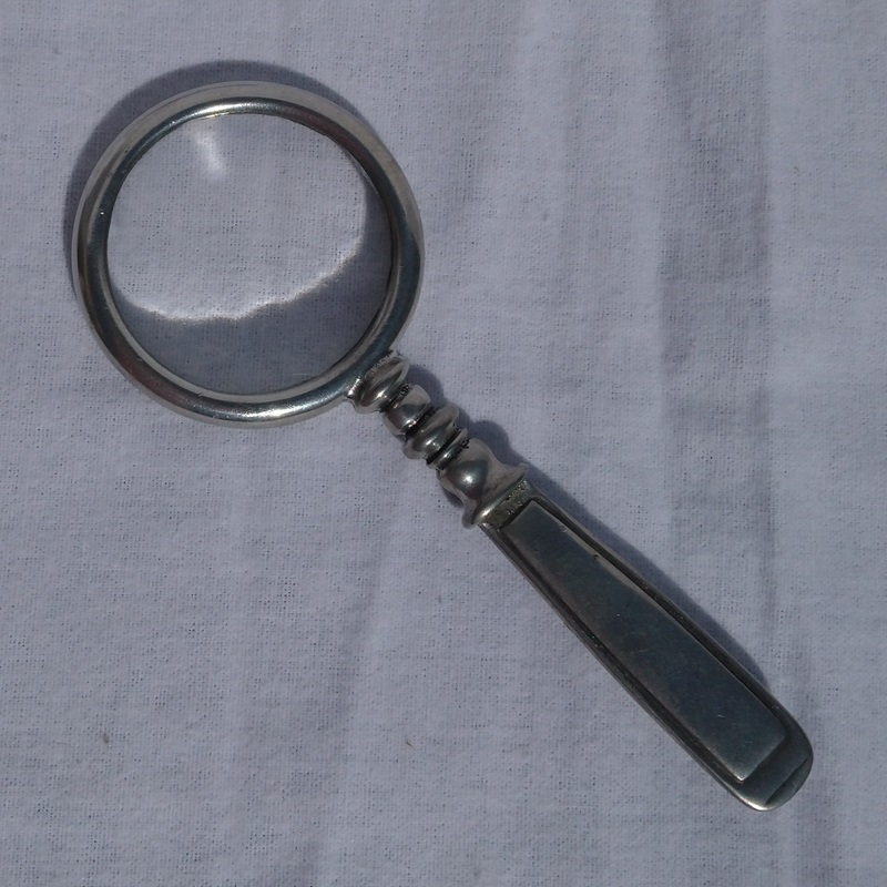 Loupe en étain estampillée Les étains de la Fontaine Paris - Tin magnifying glass stamped Les étains de la Fontaine Paris