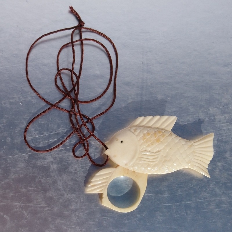 Loupe en os sculpté en forme de poisson - Carved bone magnifying glass in the shape of a fish